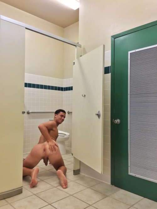 kiddoc59:  daddyscot:  cakebossx:  There’s a few bottoms from tumblr I wanna smash before I die and he’s one of them 😘😘😘 Bottoms smash bottoms too  I would eat his shit  Mmm boy needs cock