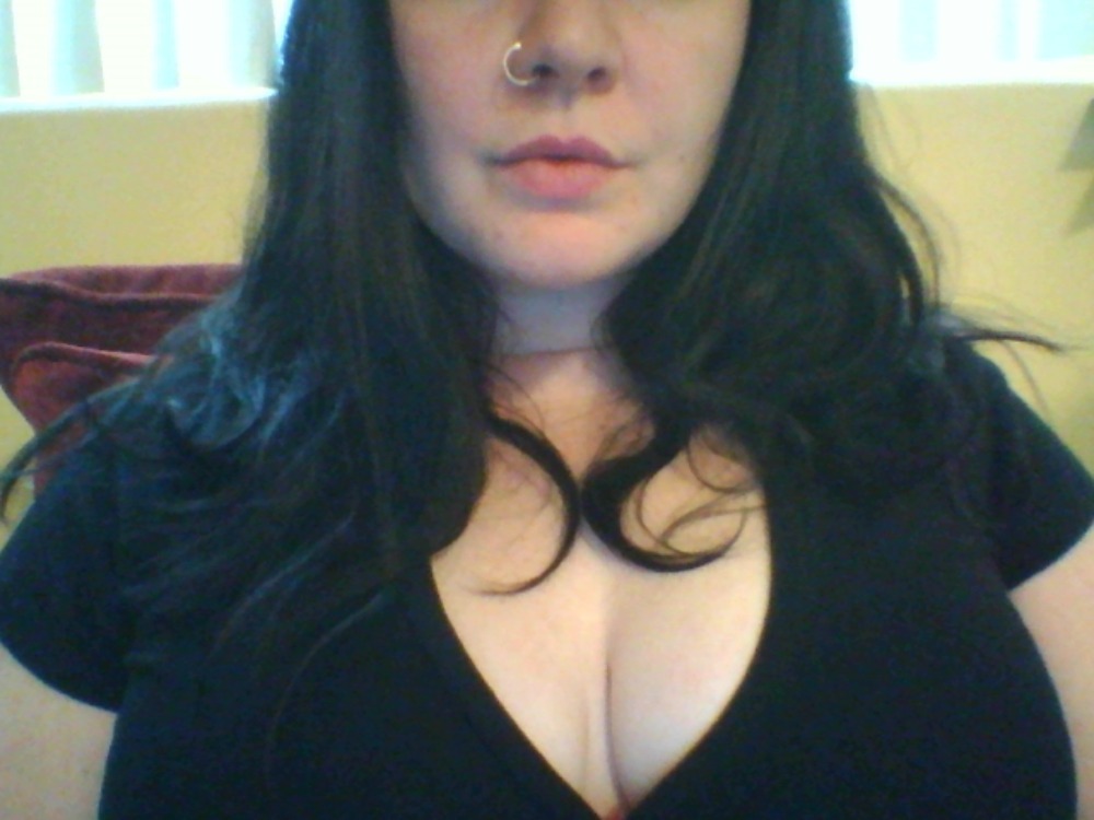 naughtybunbun:  I wanna chat with you…. I’m hanging with my friends, but I need