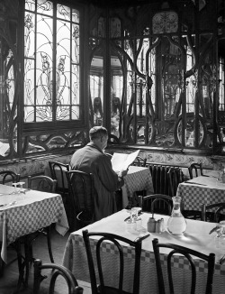 photos-de-france:  André Kertész - La salle du restaurant Chartier, Quartier Latin, Paris, 1934.