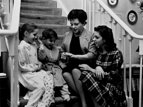 Judy Garland with her children, 1961