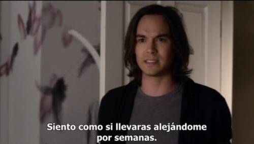 flores-encadenadas: Pretty Little Liars (3x04) Y no quiero poderte esperar más.