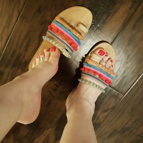 barefoot-in-texas: went shoe shopping today…  one of the new pairs of sandals absolutely luv them!