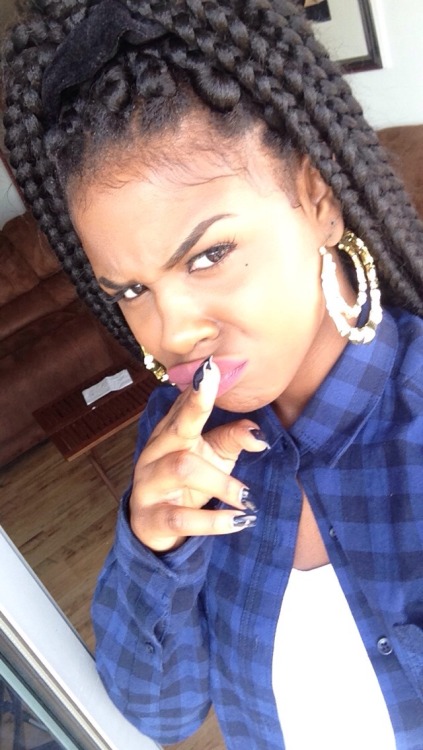 scrapes:  blackgirlsrpretty2:  SPOTLIGHT: http://aliyahmariabee.tumblr.com/  I LIVE
