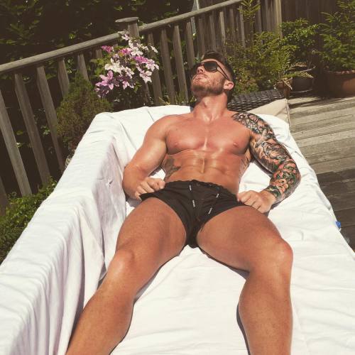 brotasticbros:  Instagram user @richalbrow7 http://ift.tt/1fzd8bL