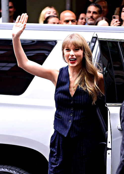 oliviaisrodrigos:TAYLOR SWIFTis seen outside the Beacon Theatre | June 11, 2022