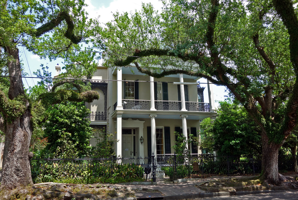 taissiab:  First Street in the Garden District, New Orleans. Anne Rice’s Vampire