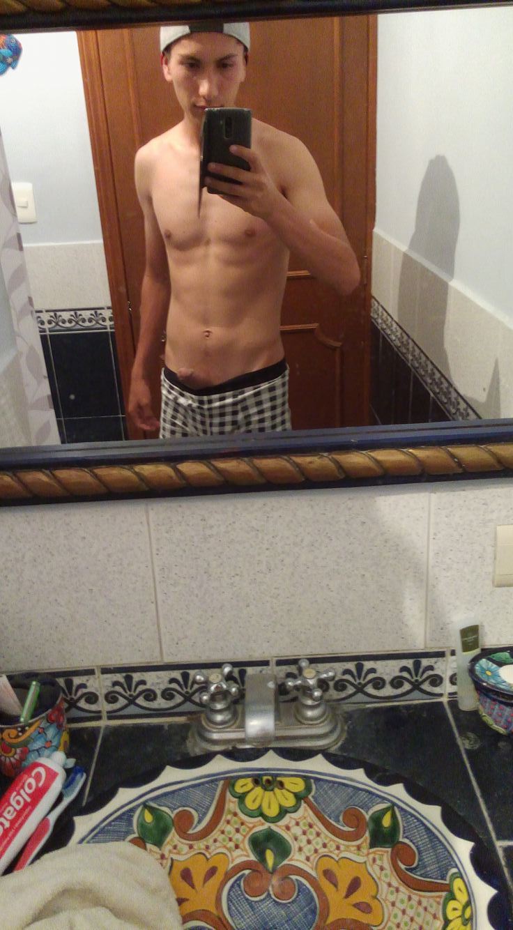 chavosbuenosyvergones:  Qué rico cabrón.Sigue mis blogs:chavosbuenosyvergones.tumblr.comhornystr8guys.tumblr.com