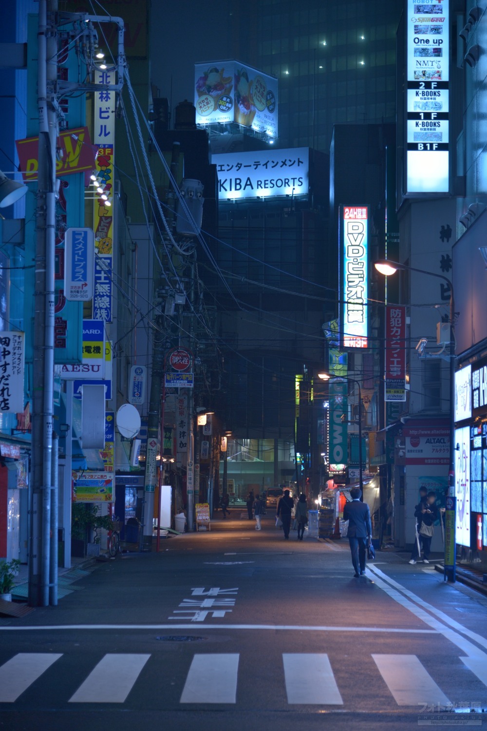 xenologies:  2012年11月 霧に包まれる秋葉原の風景  by photoakiba on