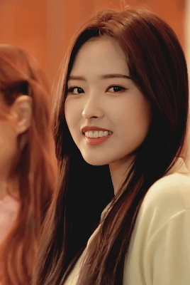yysxy:a cutie noticing the camera