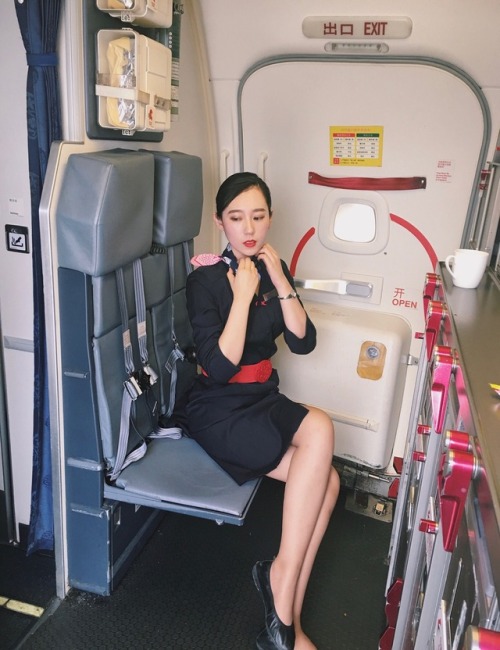 slutyingying: 几张东航的制服照