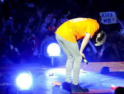 sassylouiis:  Niall after getting hit in his bad knee by something thrown on stage, Amsterdam - 25th June 2014 