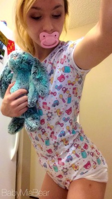 babymiabear: Goodnight!  New onesie and paci