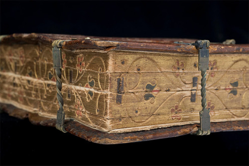 therhumboogie:  From National Library of Sweden, this breathtaking 16-century book can be opened and read as 6 different books, not to mention being an antiquarian work of art, now that’s one hell of a Kindle prototype! And just as an added extra, look