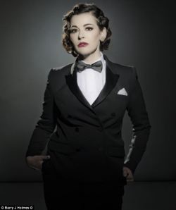 fywomeninsuits:  Nigella Lawson in a tux 