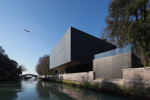 digitalramen:   This waterfront building for the arts in Venice by Denton Corker Marshall features e