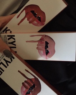 Nikepvssy:kylie Lipkits Gievaway!!!! Kylie Lipkits Giveaway!!!!!  Hi, I’ll Be Giving