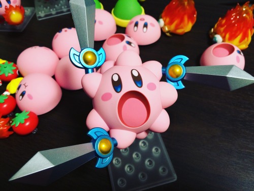 quas-quas:Kirby Nendoroid. Magnetic appendage fun!