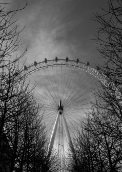 crooksh4nks:  London Eye B&amp;W  