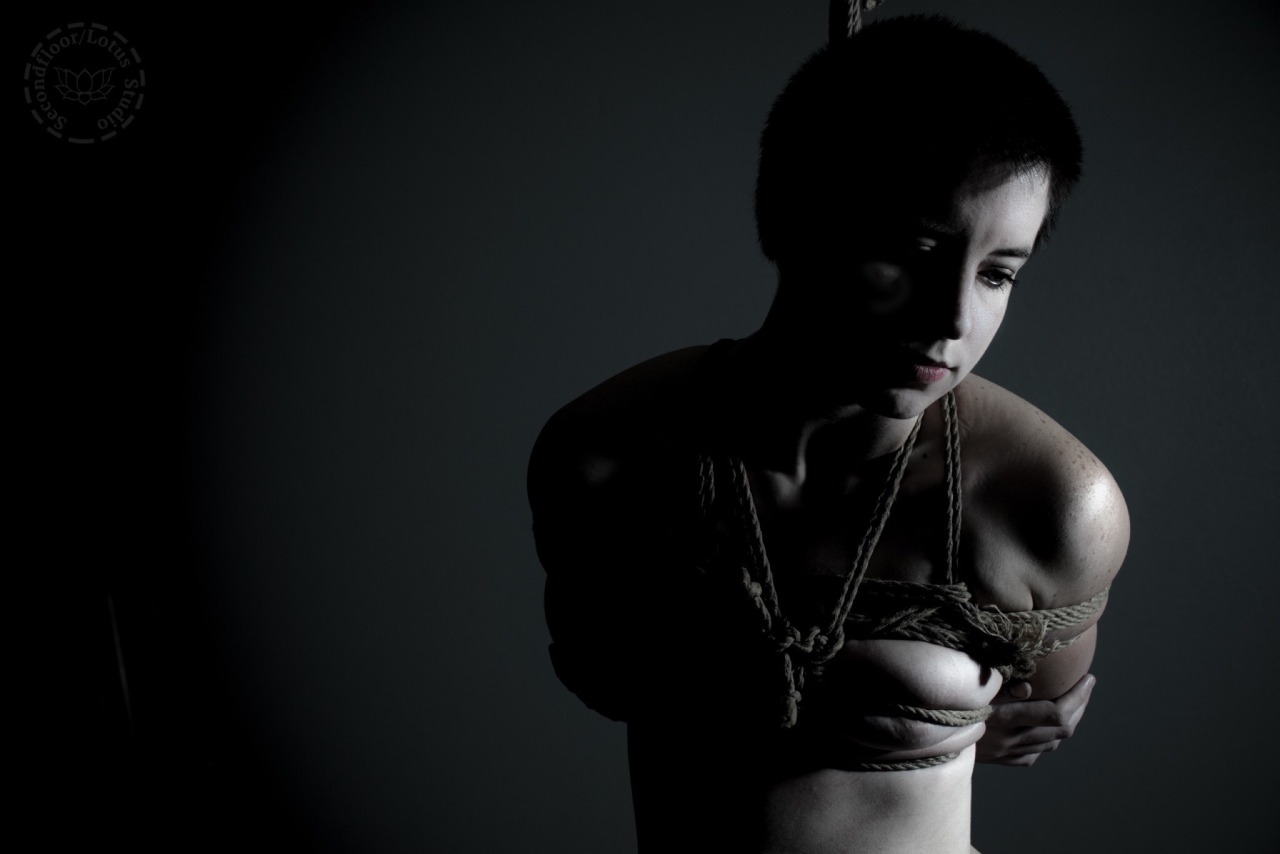 secondfloor-fet:  Fun times tying noly Photography: @gaping-lotus Rigging and foot