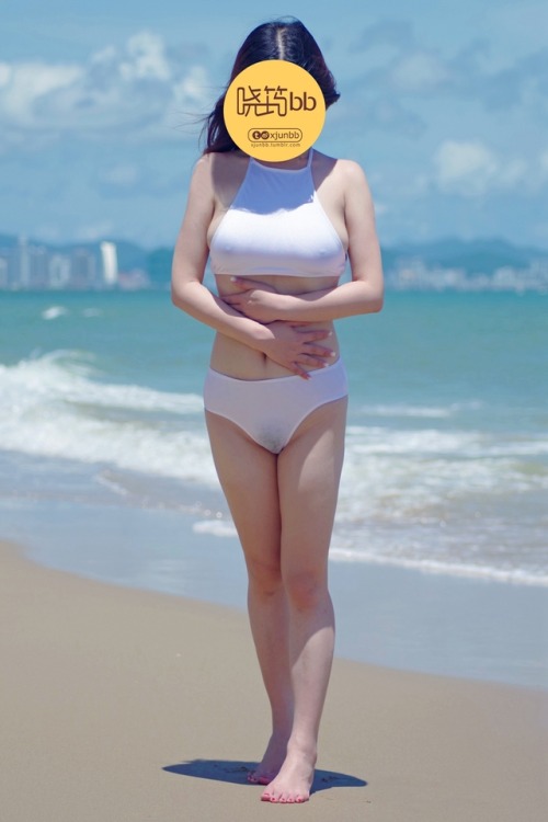 xjunbb: 薄白色泳衣 ，在海边。