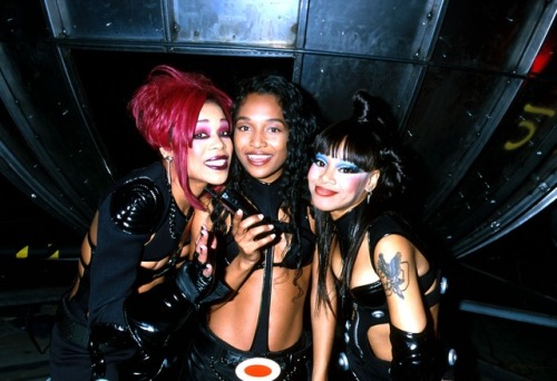 gabrielmcmxcvi: TLC on the set of “No Scrubs” (1999)