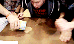 i-troll-u-with-love:  CHARLIE CHARLIE CHALLENGE By Rubius el espíritu de charlie y el partner les quemó el cerebro ahre VAMONOOOH