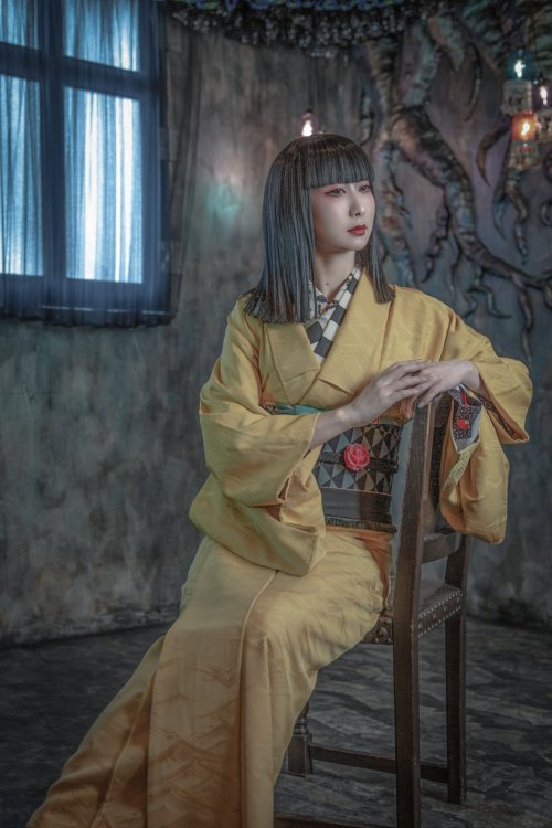 Gothic kimono photoshoot by Shir0xxx&rsquo;s atelier, pairing a golden yellow iromuji with geometric