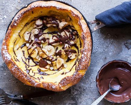 cake-stuff:   Irresistible Chocolate and Banana Dutch Baby sourceMore cake & cookies & baking inspiration! 