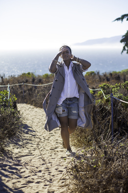 thetinycloset: trench at the beach BGKI - the #1 website to view fashionable &amp; stylish black
