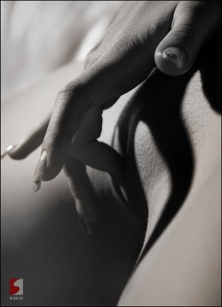 lesexyblog:  How I long to touch.(Photography