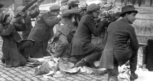 greatwar-1914: Street fighting in Dublin during the Easter Rising, April 24-29, 1916.  The top two photos show Irish rebels, the lower two photos British soldiers.  Better trained and more heavily armed, the British troops (many of them Irish) defeated