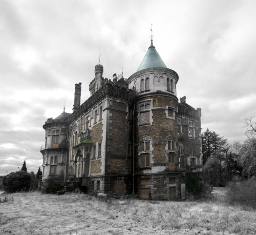 steampunktendencies:  Abandoned - The Castle of Dona Chica, Palmeira - Braga, Portugal  Photos: Ruin’arte 