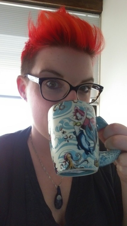 Czech out this sweet mermaid mug my tiny buddy @jolieholiday brought me from didney worl!