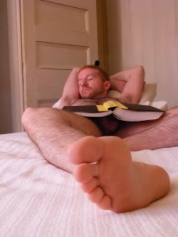 biggayrob:  Reading is sexy.  ;-D