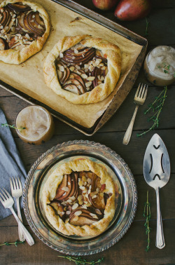 foodffs:  A gorgeous Pear Almond Galette recipe is sure to get you in the holiday spirit! Get the recipe: https://asideofsweet.com/mini-pear-almond-galettes-recipe/