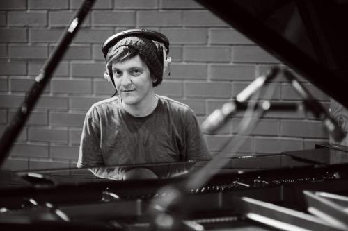 chrislilleyfans: Vote for this photo of Chris Lilley in the studio recording the theme music for Jon