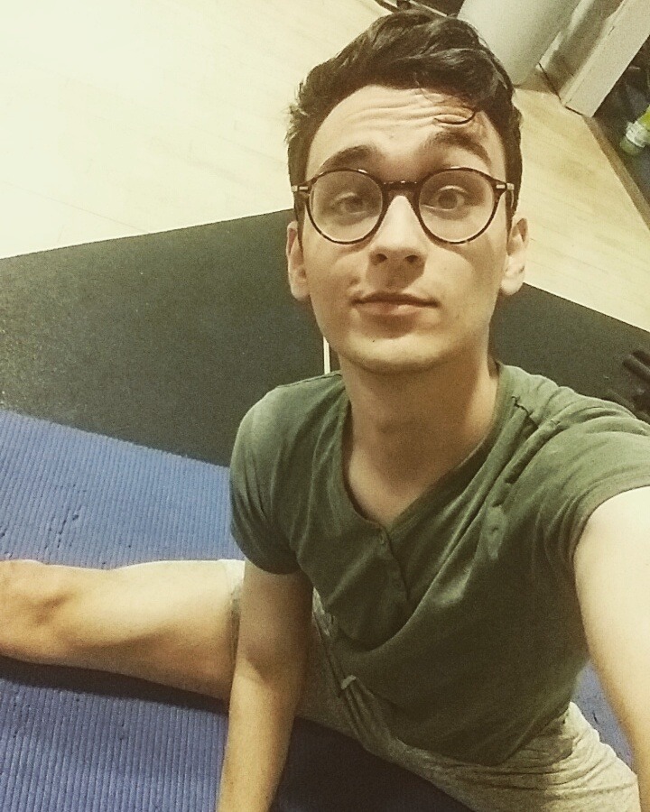 sarcasm-and-more-sarcasm:  Doing splits in the gym to assert my dominance 😎