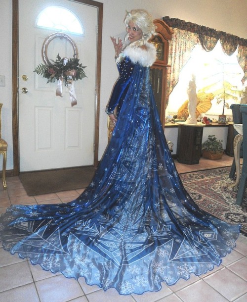 queenelsawestergaard: My Elsa Winter Christmas cosplay! This costume is so elegant and regal–w