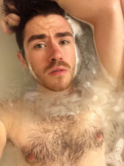 cairojoel:  guyswithiphones-nude:  chalkycandy:  bath selfies are very importanthttp://ift.tt/1bHkUpB   bros with benefits