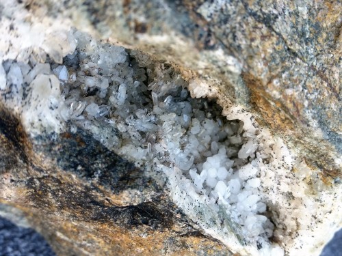 cummy-eyelids:   Hope everyone had a lovely 4/20! I went on a hike with friends and found this amazing quartz cluster geode 😍✨✨✨ 