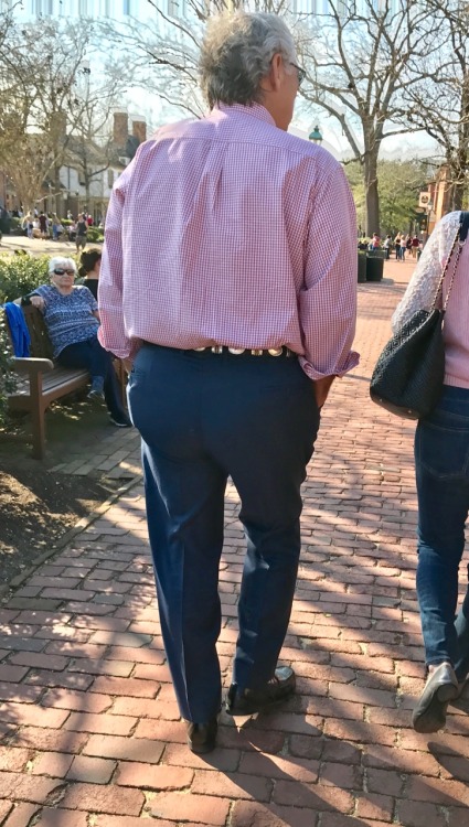 brighteyes4brightmind: Sexy Business Daddy with a huge ass!!