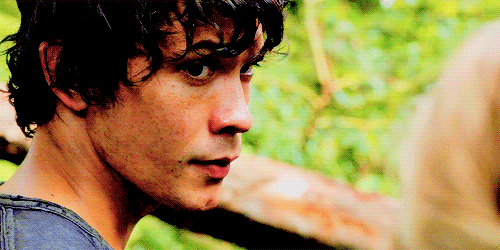 saralanxe:BELLAMY LOOKING AT CLARKE [5/∞]aka the one in which he gets a little too distracted lookin