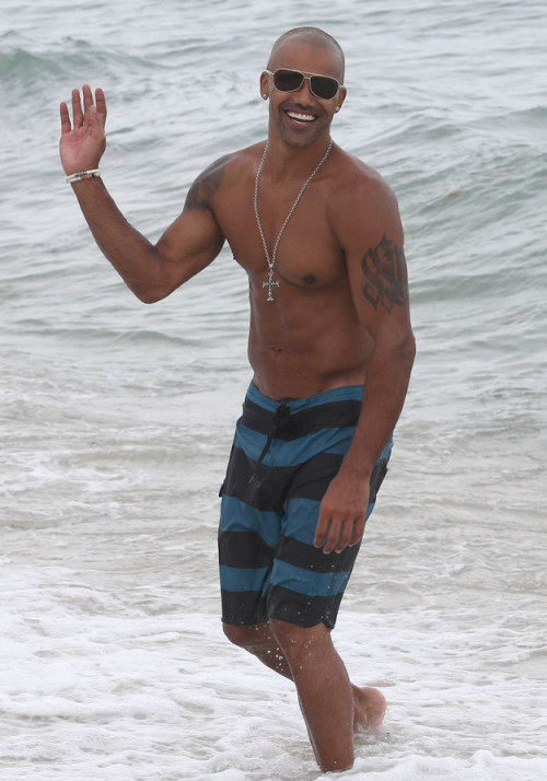 justjasper:  A Brief History Of Shemar Moore Walking On The Beach 