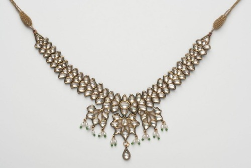 mughalshit: NecklaceIndia, possibly Jaipur c. 18th centuryGold inlaid with white sapphire; back enam