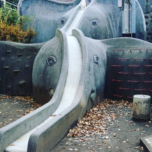 muragon:  妙にリアルな象の滑り台。神楽坂の裏通りで見つけた公園にて。Playground equipment  #滑り台 #slide #神楽坂 #kagurazaka #象 #ぞう #el