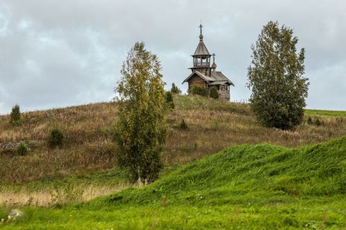 ohsoromanov:The Church of the Intercession and the Chapel of the Archangel Michael in Russia’s Kizhi