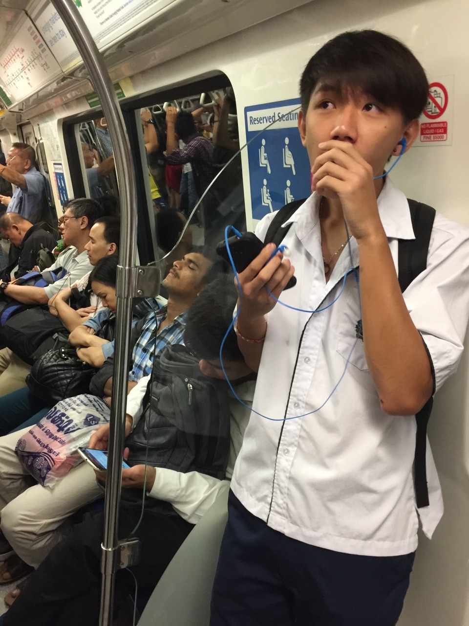 sgboyssss:  Monday not blue, student caught in train 👦🏻 