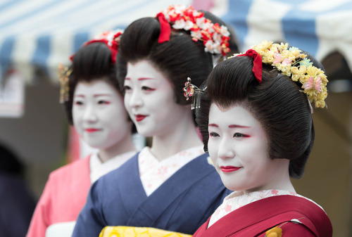 Edo Nagashibina is a ceremony that originated during the Heian era. Children send into the Sumida ri
