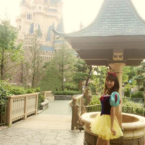 中村知世 ‏@nakamurachise ( •ॢ◡-ॢ)&lt;RTとお気に入り追加多くて嬉しかったので仮装もう一個♡ 白雪姫の井戸にて in ハロウィンディズニーランド♡  Disney Hall
