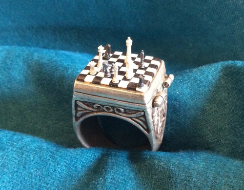 World&rsquo;s Smallest Chess Set created by Joe Turner